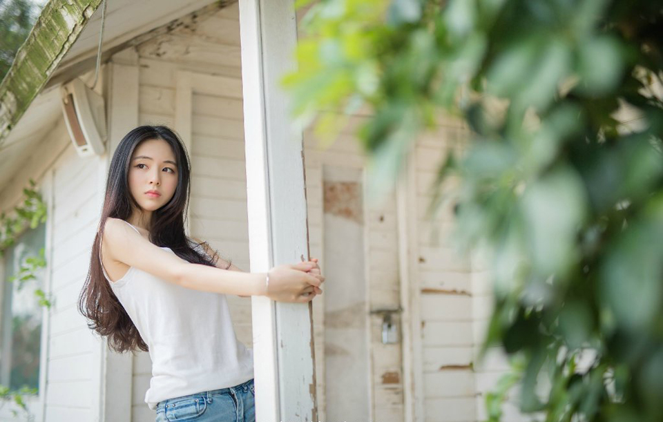 “那你待如何？”人群中，突然响起一声闷哼，众人回头看去，却见张任披盔带甲，手持长枪，在几名士卒警惕的看管下，缓步上前，一股浓浓的压迫感散发出来，让周围一群世家不由自主的退开几步。